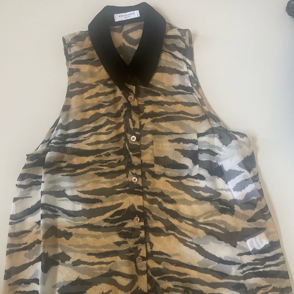 Equipment sleeveless NWT tiger print loose fit silk blouse w/velvet collar szS